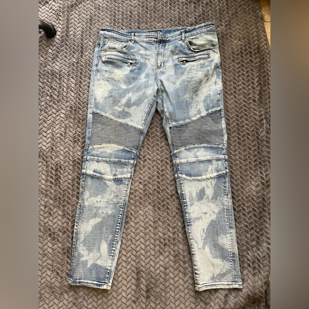 MENS SIZE 40 BRAND EMBELLISHED JEANS , COLOR LIGHT BLUE STONE WASHED